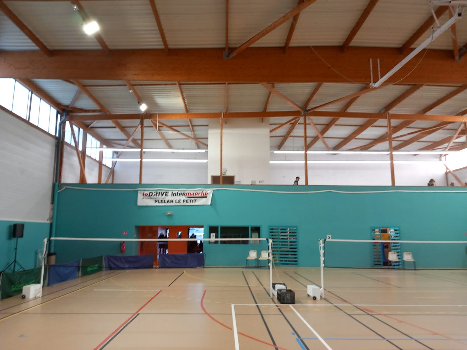Les terrains de la salle omnisports prêts pour la séance