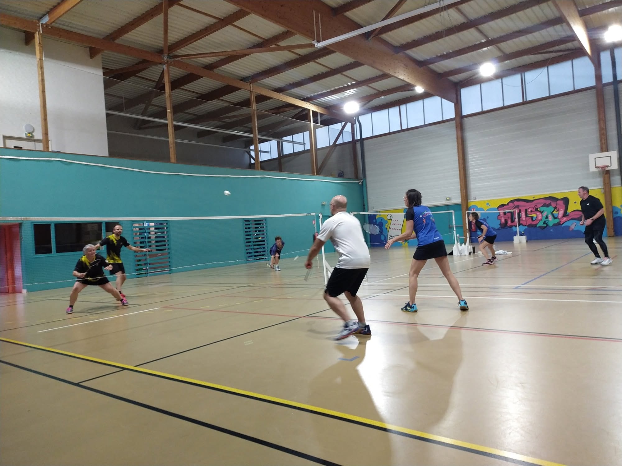 La salle omnisports de Plélan-le-Petit pendant une séance