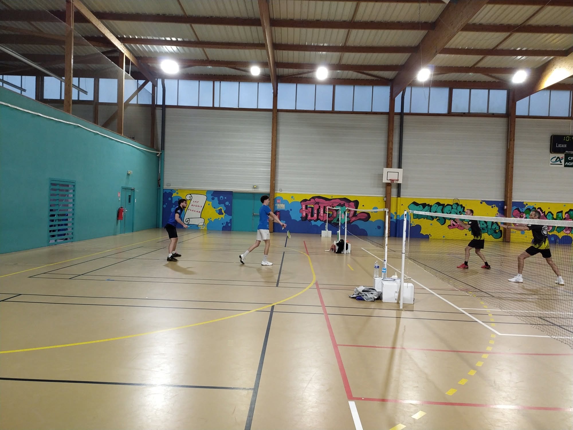 Vue de la salle omnisports pendant une séance de badminton