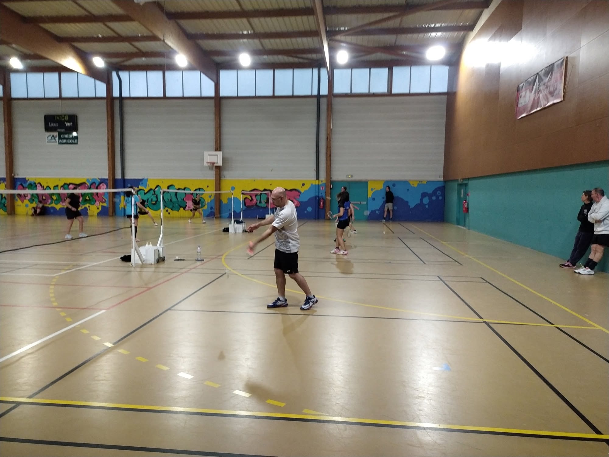 Séance de badminton dans la salle omnisports
